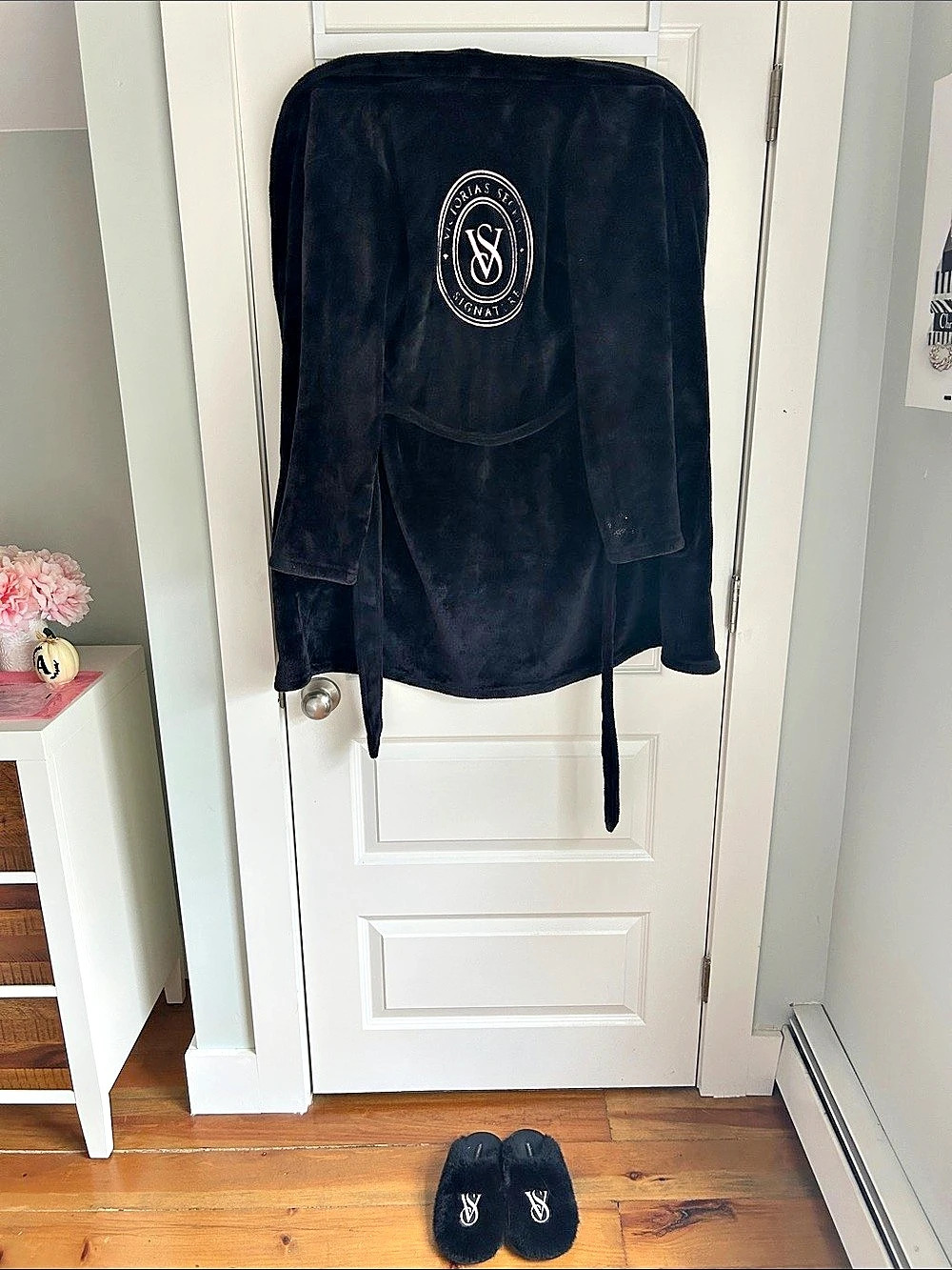 Victoria's Secret Black Velour Robe with Matching Slippers XS/S Like New